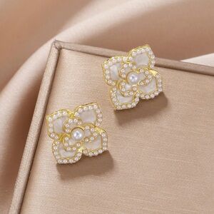 NWT Elegant Pearly Floral Earrings